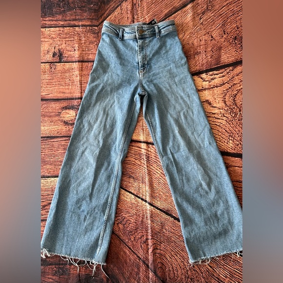 Zara TRF High-Waisted, Wide-Leg Jeans Light Blue Denim - Picture 2 of 12
